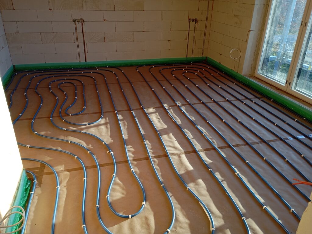 Põrandakütte torustik paigaldatud