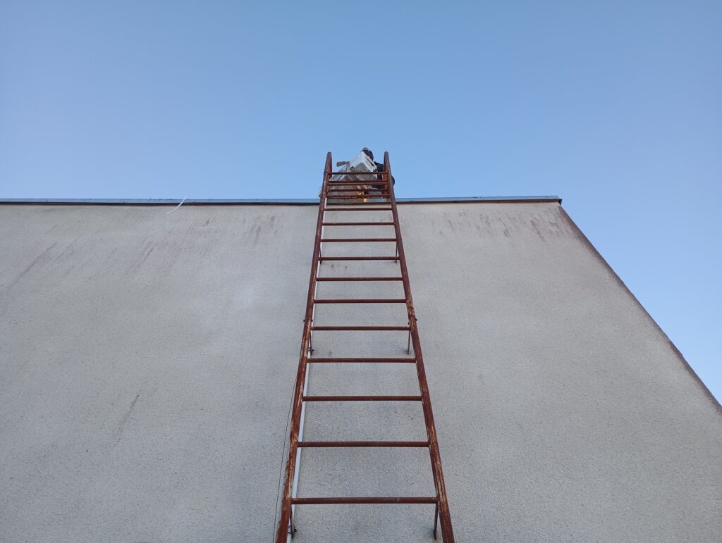 Vana metallist redel seinal